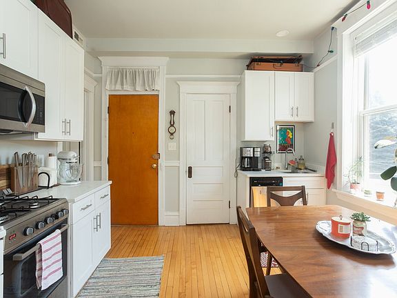 3rd image of 2213 N Leavitt St #2F