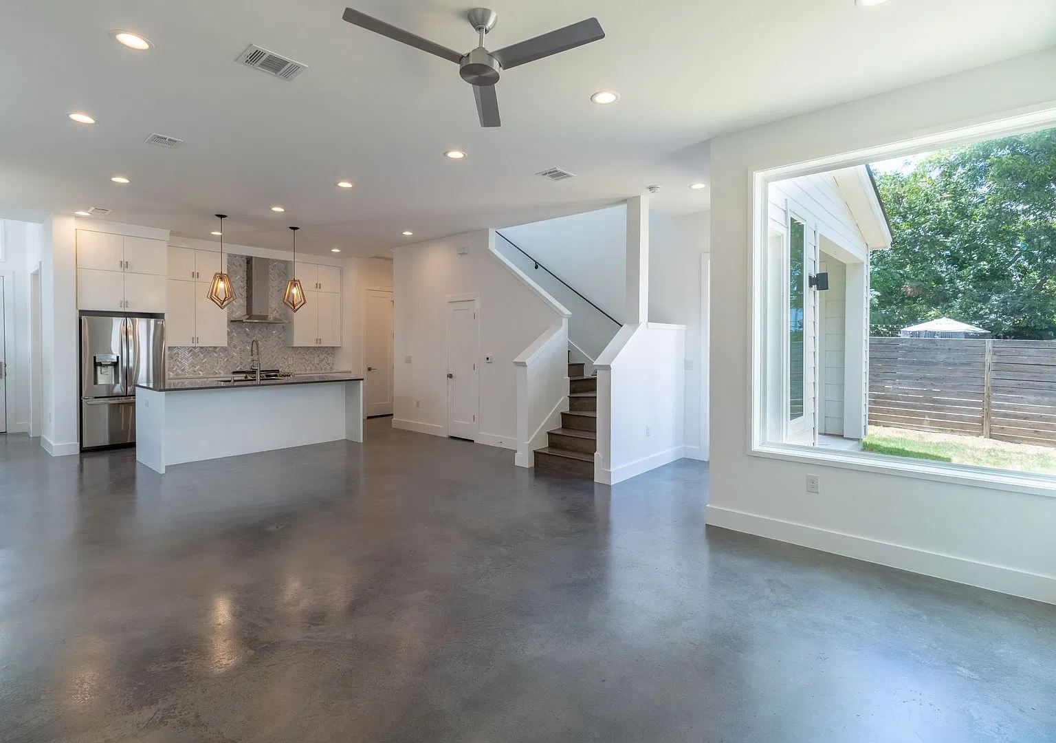 Beautiful 3 bedroom Home Right off of 6th Street! — Photo 3