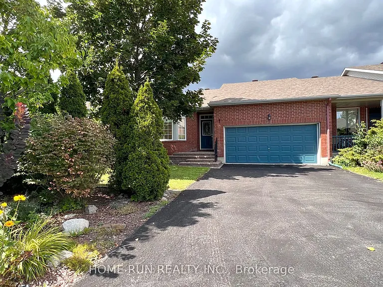 302 Wisteria Cres — Photo 2