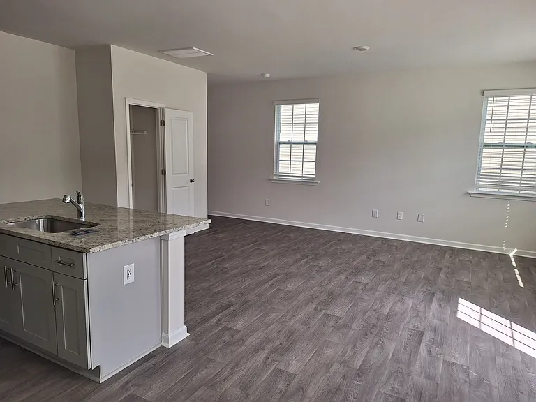 1425 Maltese Ln — Photo 5