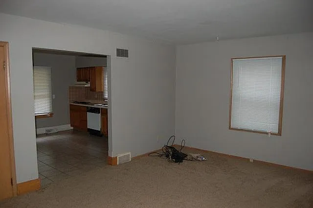 4 bed, 1800 sqft, $3,200 — Photo 3