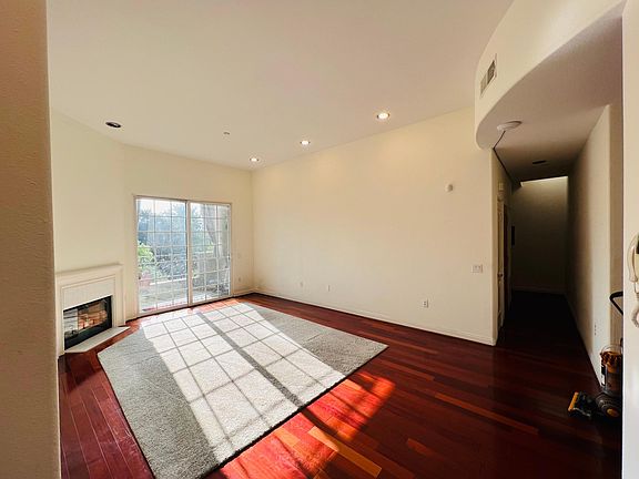 2nd image of 10740 Moorpark St APT 306