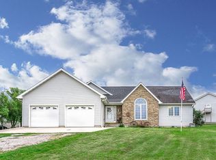 3039 Rhinestone Dr, Riverside, IA 52327