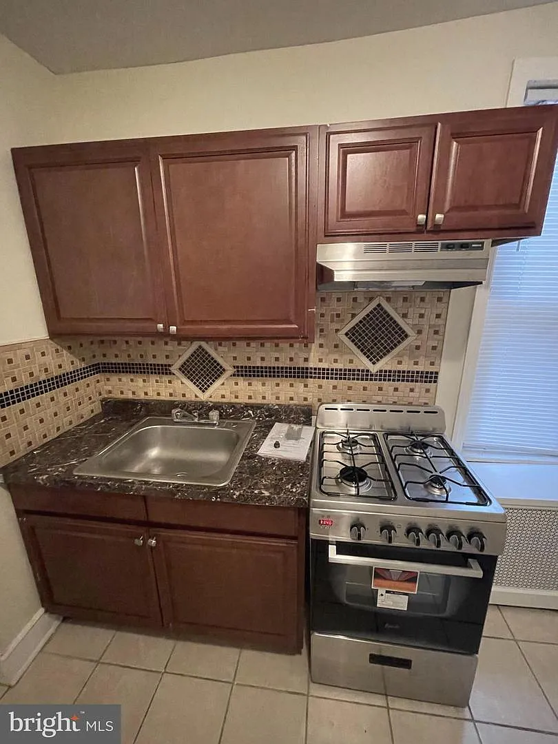 Renovated 2 Bedroom With Laundry — Photo 4