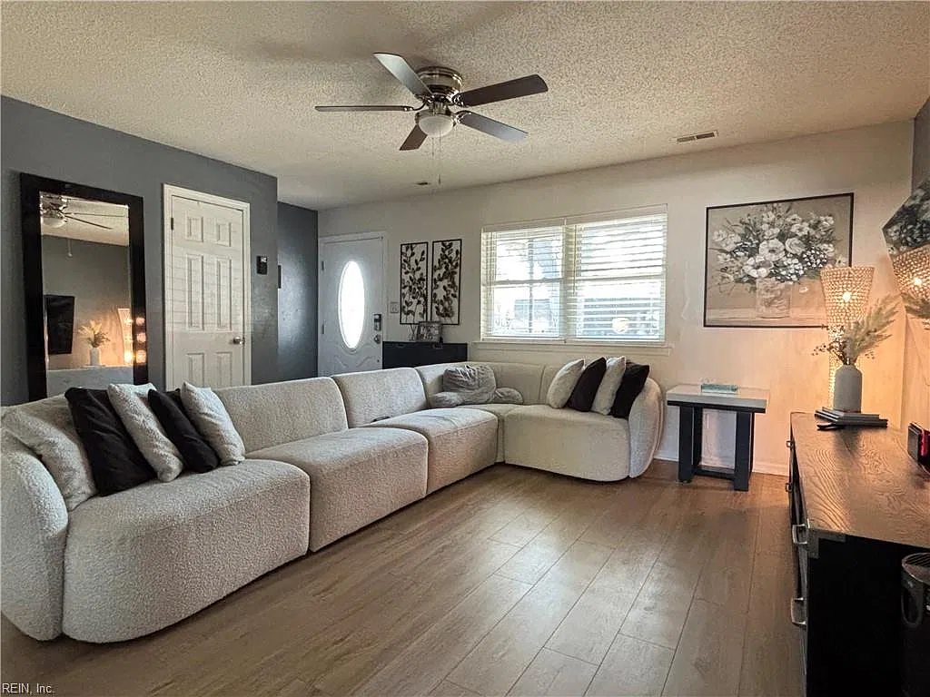 3 bed, 2.0 bath, 1286 sqft, $2,300 — Photo 4