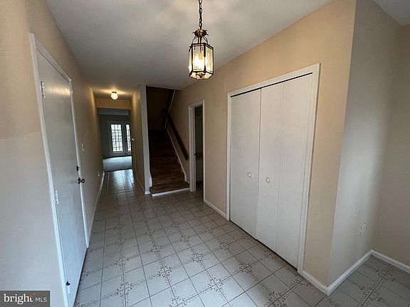 2nd image of 1570 Westmoreland St