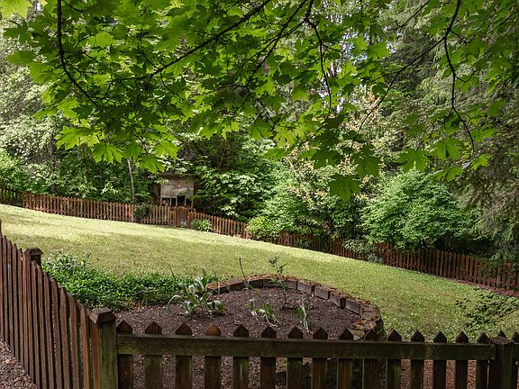 3rd image of 8885 Driscoll Ln NE