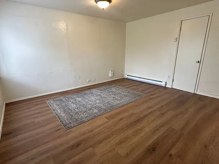 2412 1/2 Everett Ave — Photo 3