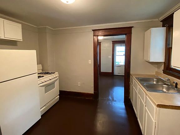 2nd image of 104-106 Caledonia St NE #104