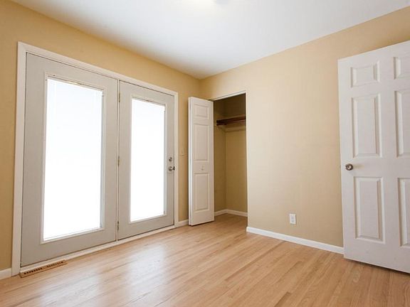 5th image of 10617 Queen Ave S