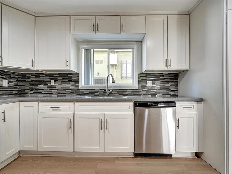 2040 S Sherbourne Dr — Photo 7