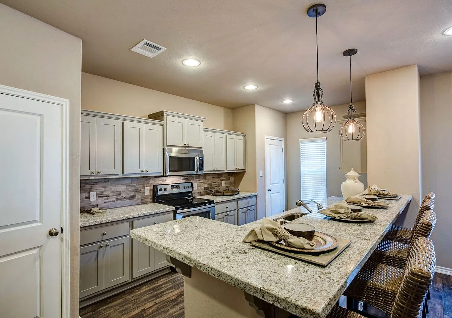 Gorgeous 4 Bed/4.5 Bath Townhome in South College Station! — Photo 1