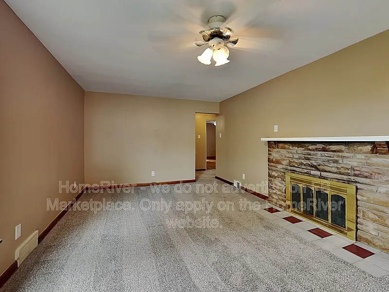 3 bed, 1.0 bath, 1340 sqft, $1,900 — Photo 3