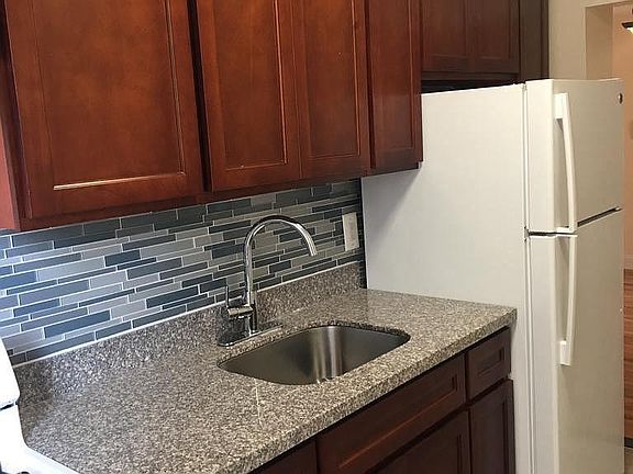 4th image of 686 E 234th St APT E11