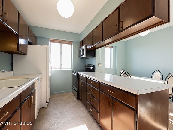 4th image of 7061 N Kedzie Ave Suite 1601