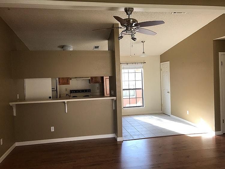 2nd image of 2006 Castle Gate Cir