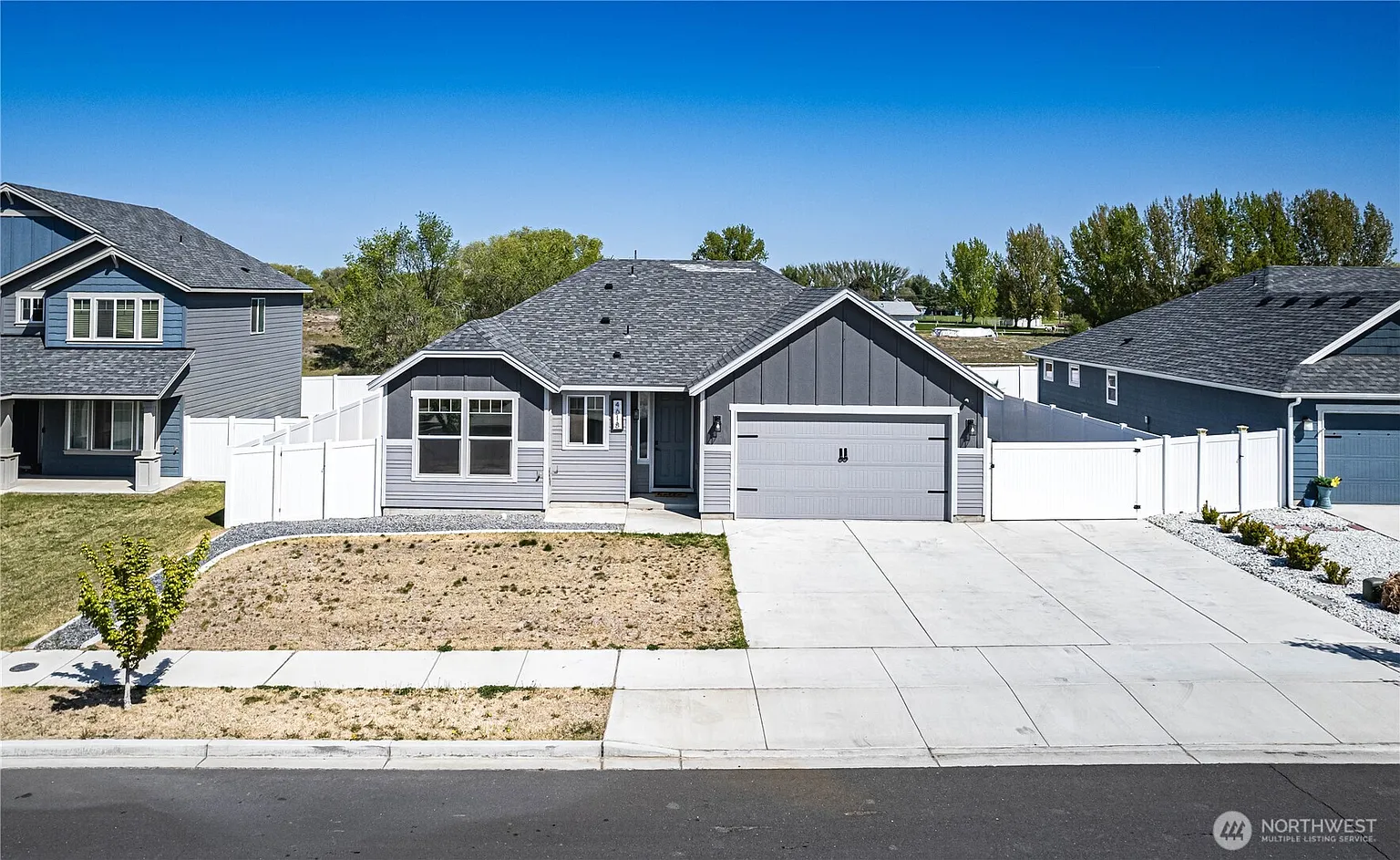 4618 E Thrush Street photo 1