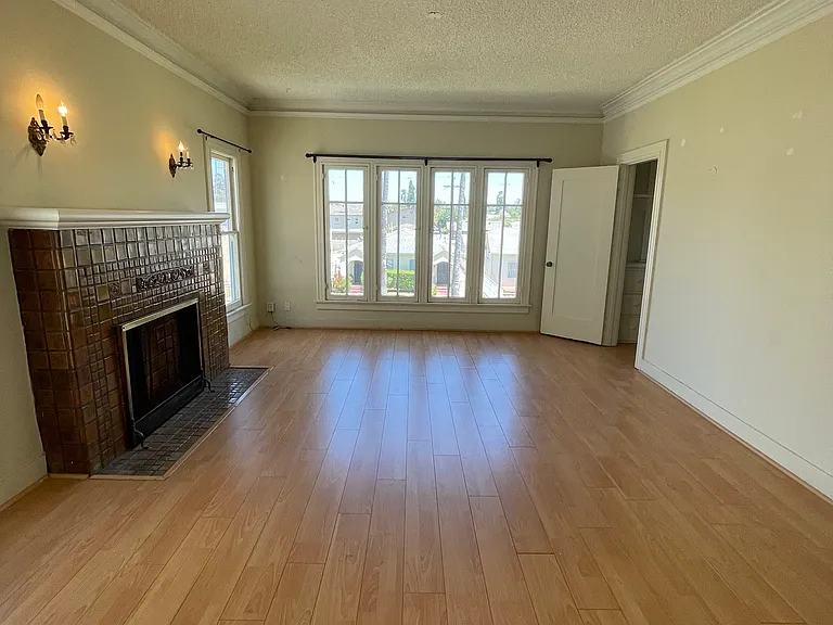 809 1/2 N Ridgewood Pl — Photo 17