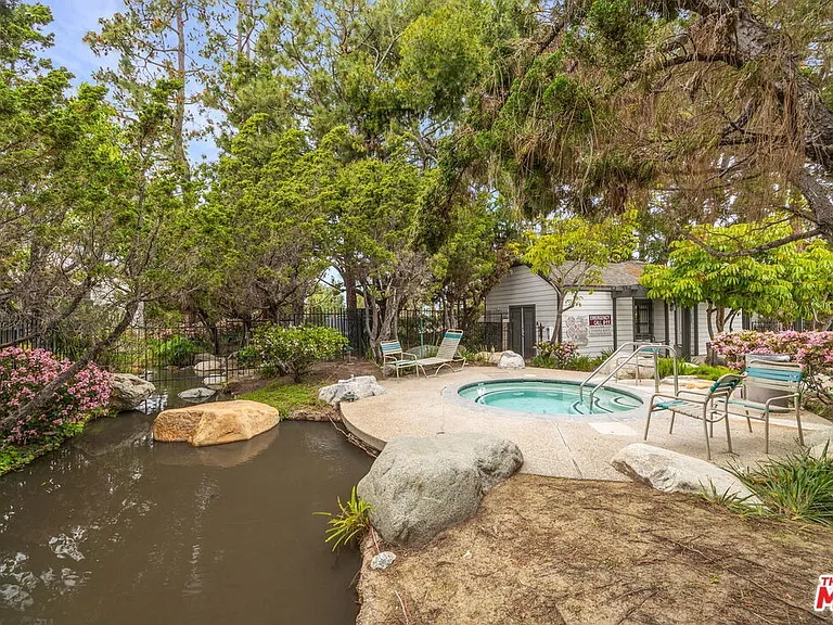 2522 W Macarthur Blvd #D — Photo 31