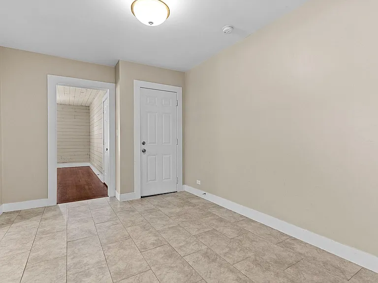 409 E Austin St — Photo 4