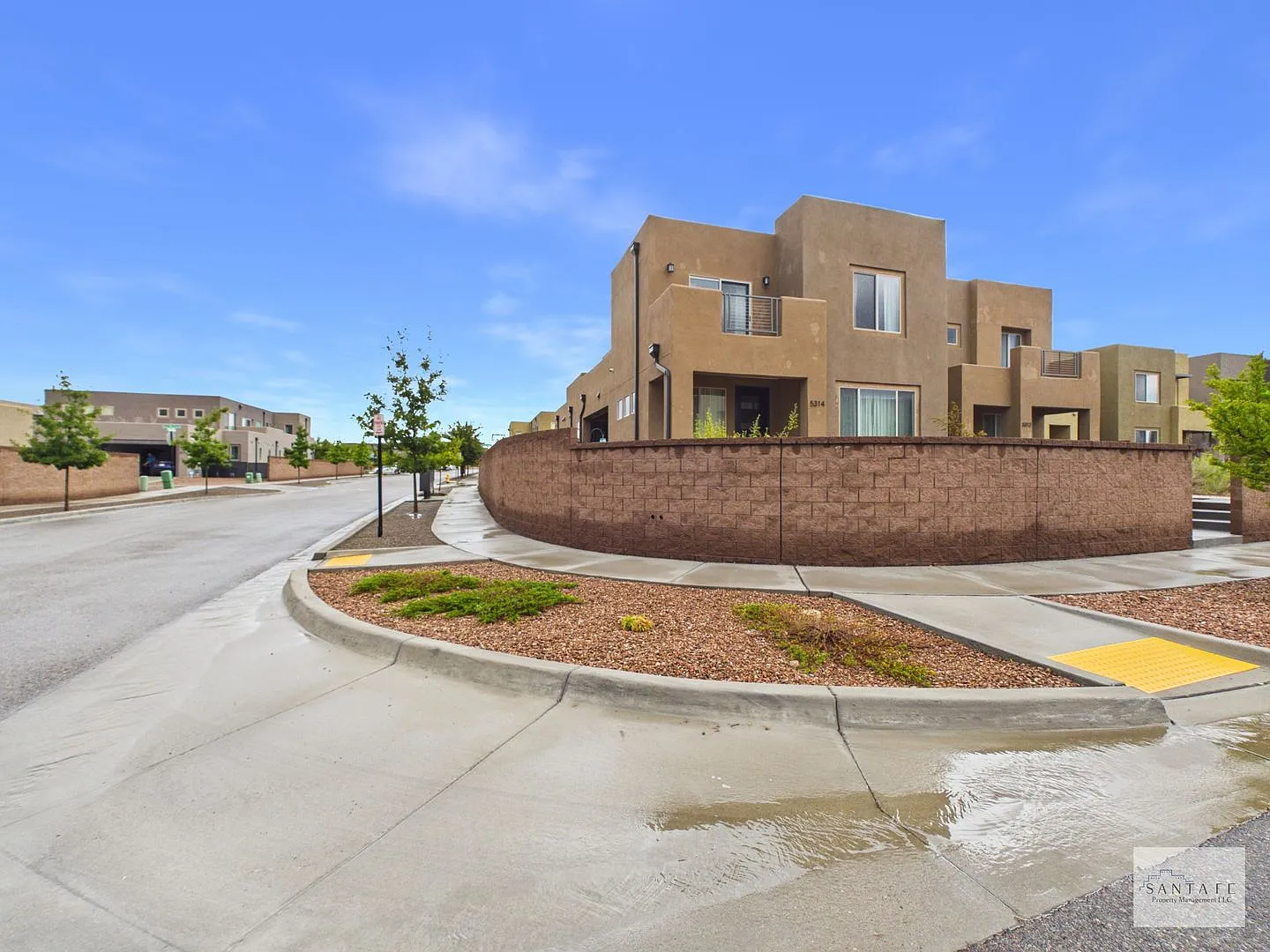 Pulte Townhome with Multiple Upgrades — Photo 1