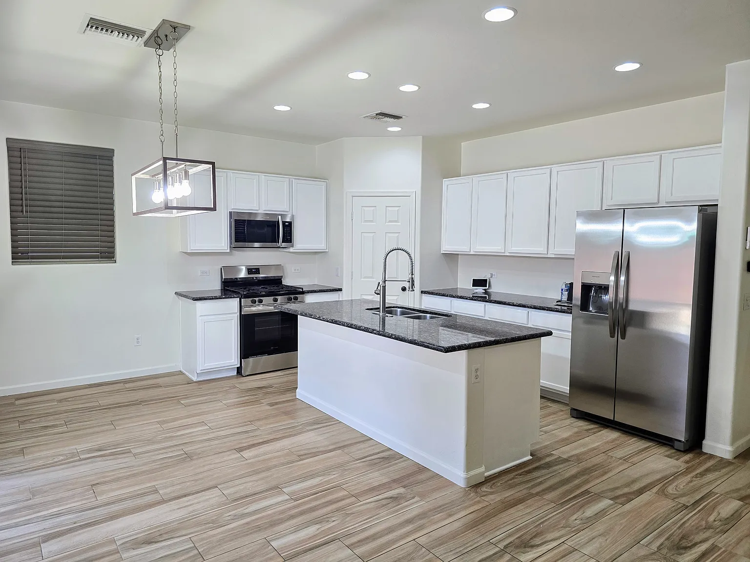 4 bed, 2.5 bath, 1950 sqft, $2,300 — Photo 4