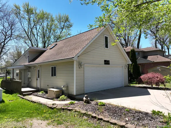 4776 Downing Dr, Pinckney, MI 48169