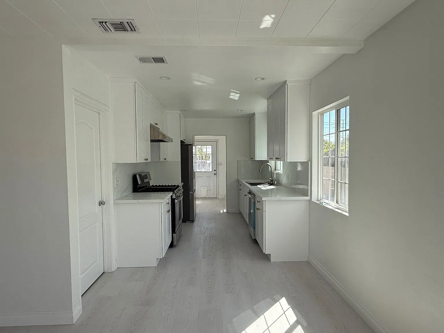 3 bed, 1594 sqft, $3,450 — Photo 3
