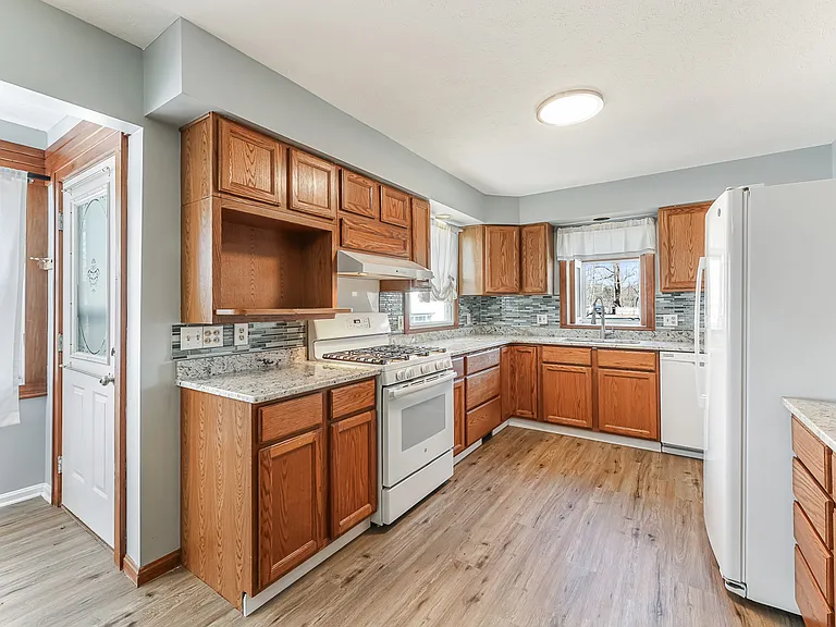 85 Maple Dr — Photo 8
