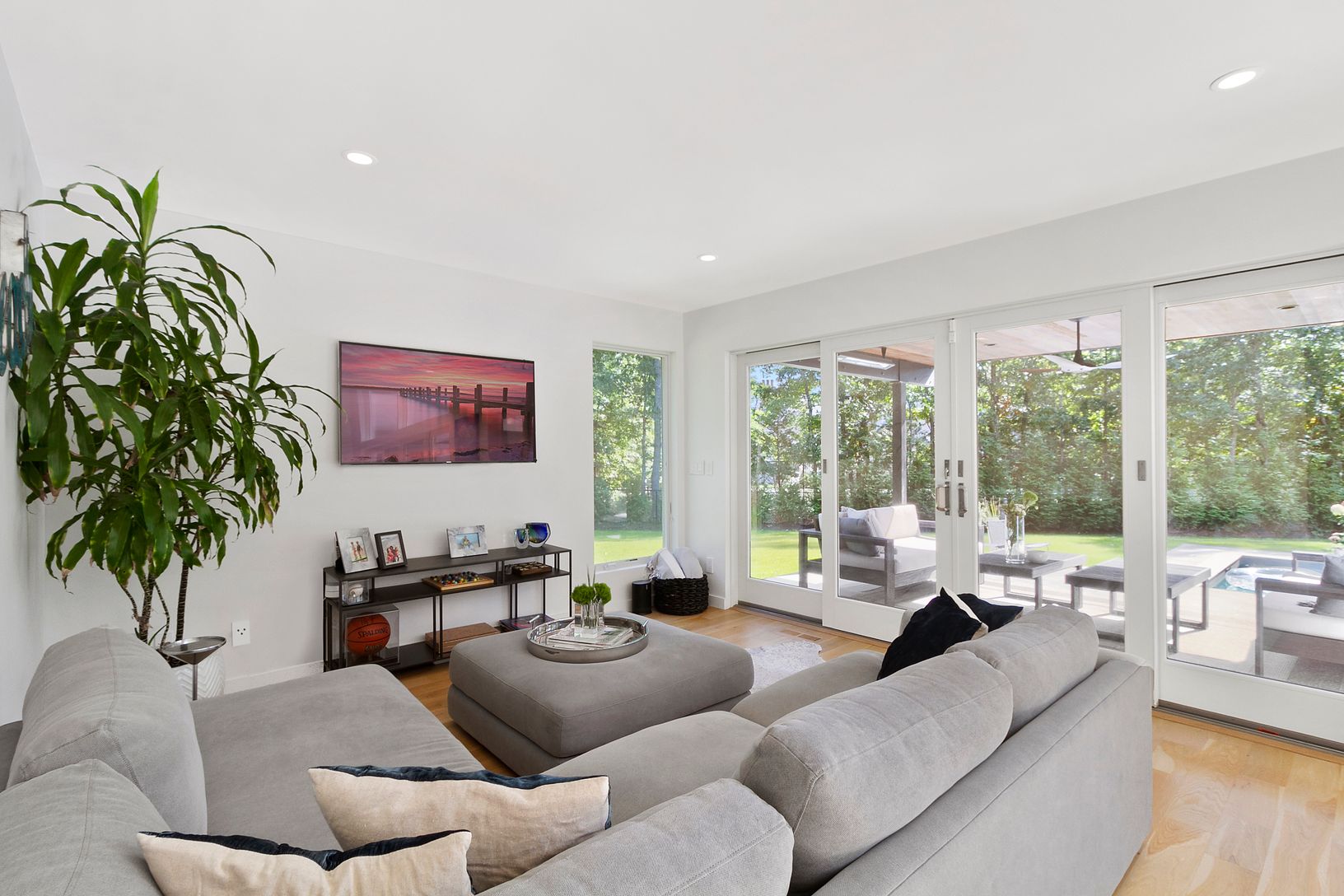 Clean Lines blend the outdoor and Indoor spaces