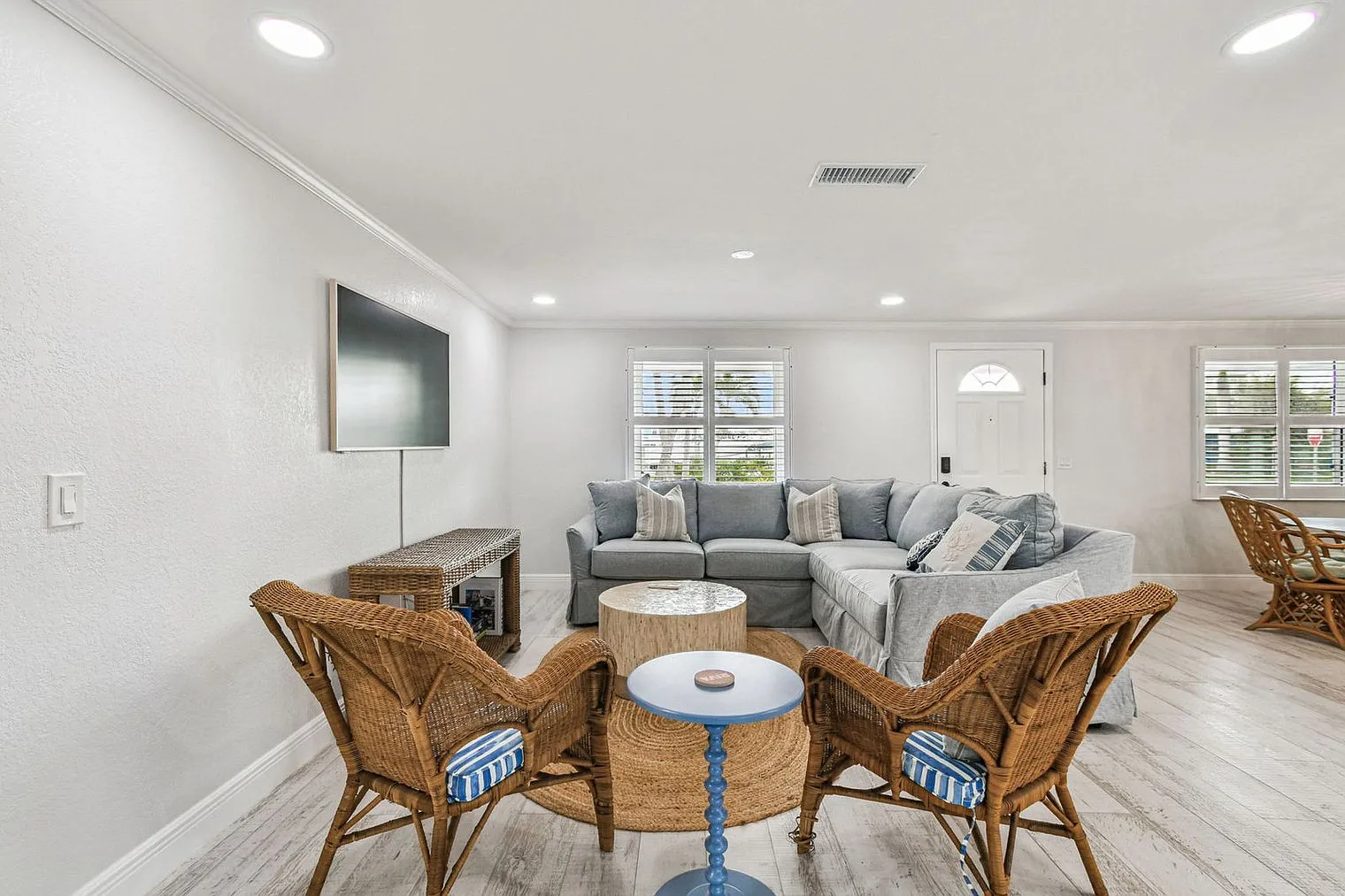 2 bed, 2.0 bath, 1377 sqft, $6,750 — Photo 2