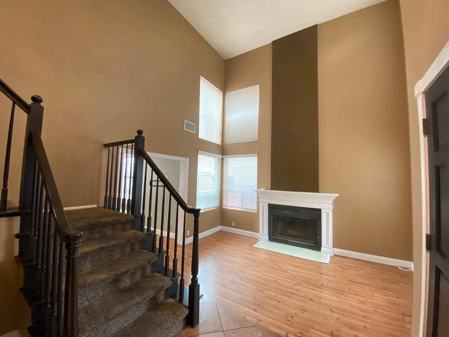 3 bed, 2.5 bath, 1934 sqft, $3,240 — Photo 3