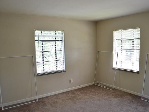 3rd image of 223 Aberdeen Ave
