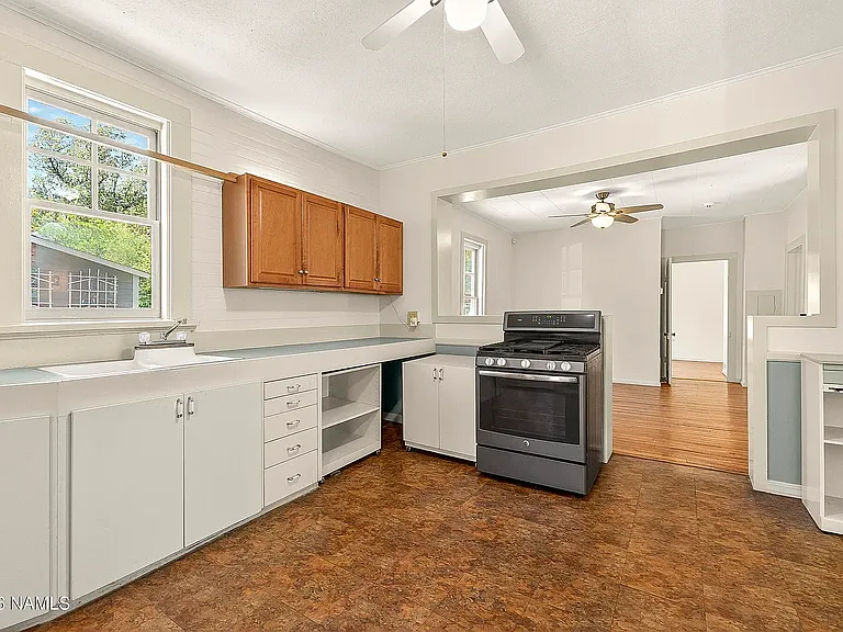 725 W Summit Ave — Photo 7