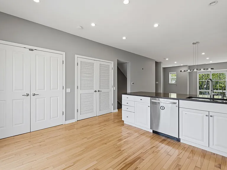1214 W Grenshaw St — Photo 12