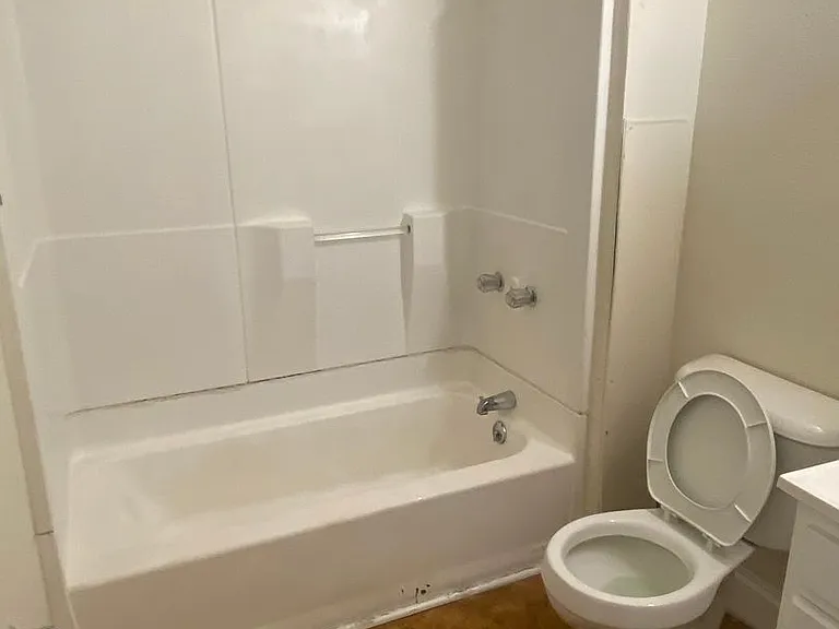 9808 Parmelee Ave — Photo 1