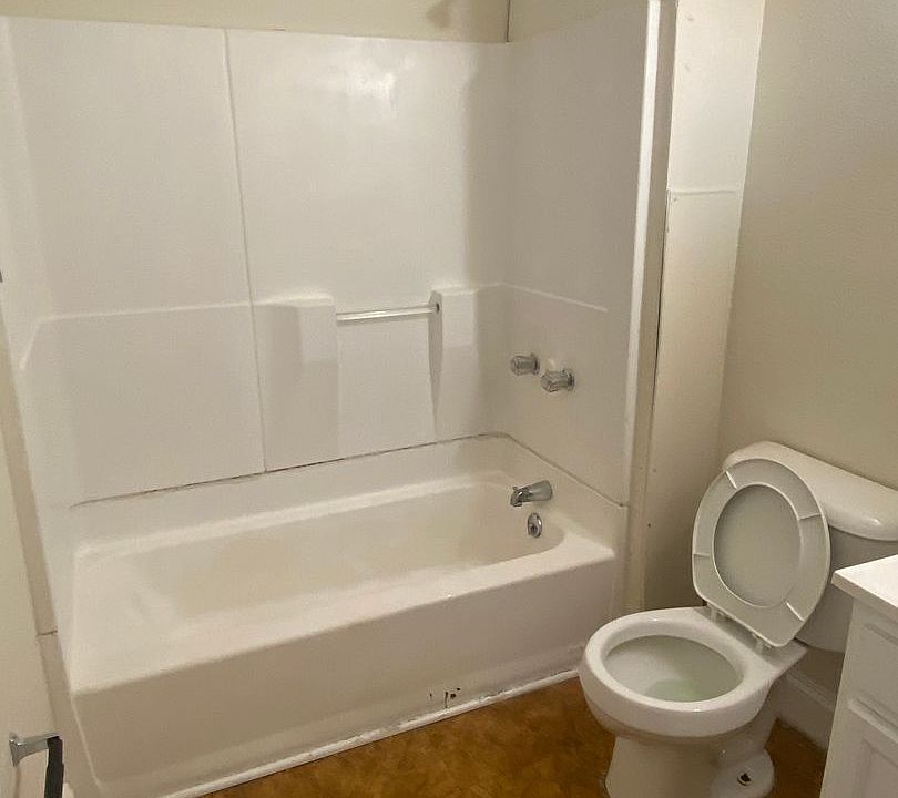 1st image of 9808 Parmelee Ave