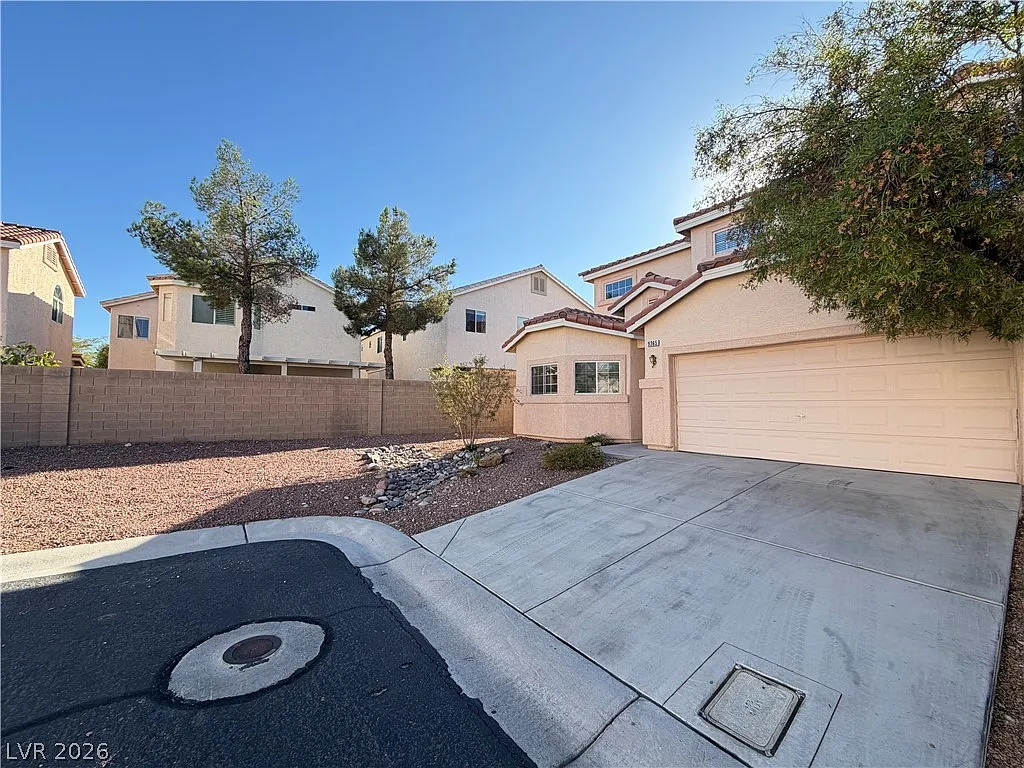 4 bed, 2.5 bath, 1992 sqft, $1,995 — Photo 2