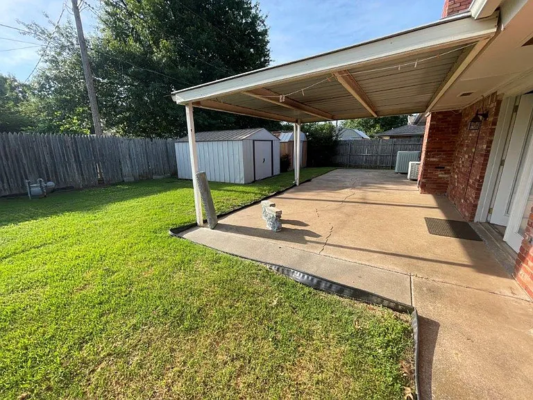 2204 Edgewood Dr — Photo 20