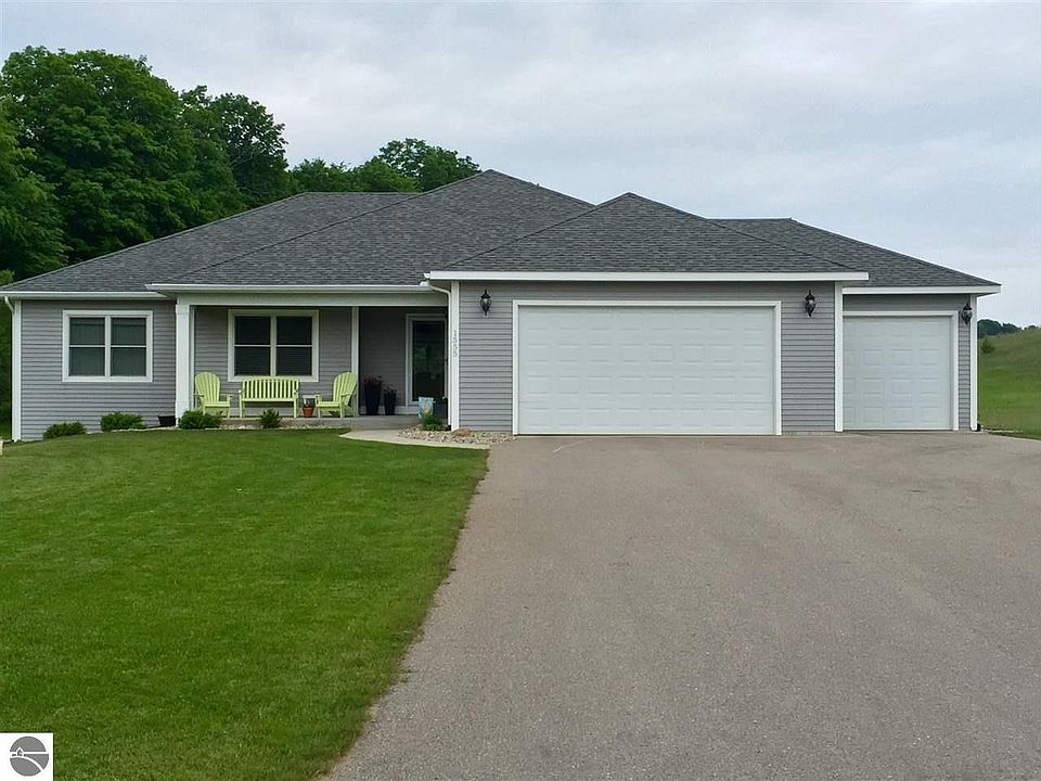 1st image of 1555 Oban Way