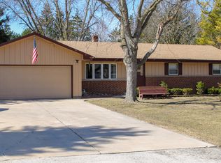 2435 S Ronke Ln, New Berlin, WI 53151