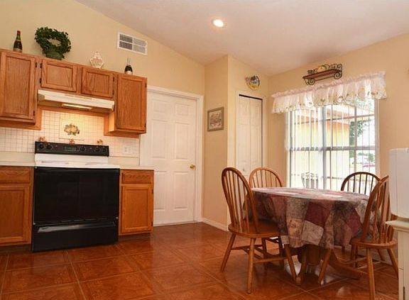 3rd image of 5464 Loma Vista Dr E