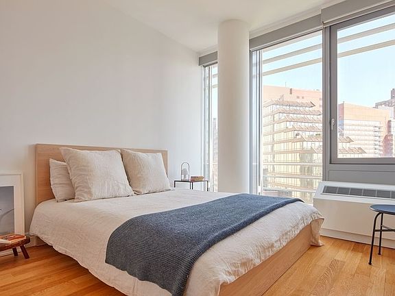 3rd image of 550 W 54th St APT 828