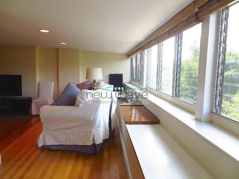 2 bed, 750 sqft, $4,300 — Photo 2