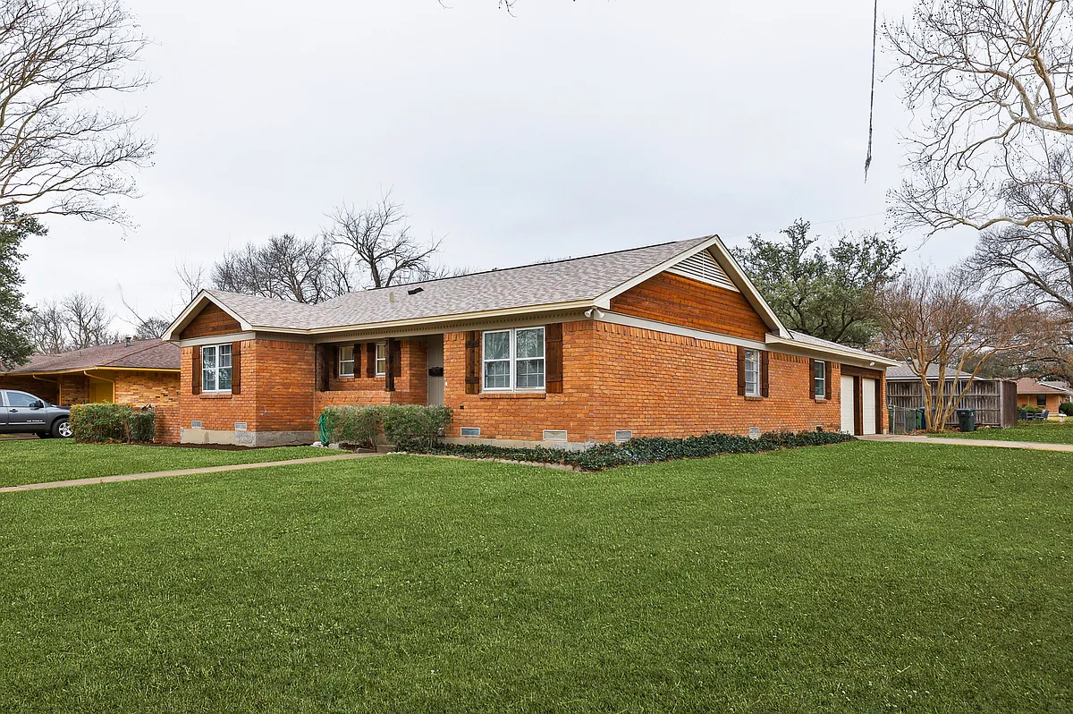 Building Photo - 1301 Swallow Ln