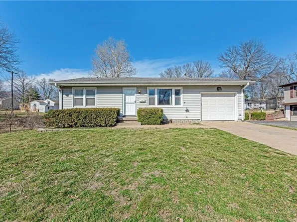 1002 Maple Ln, Harrisonville, MO 64701