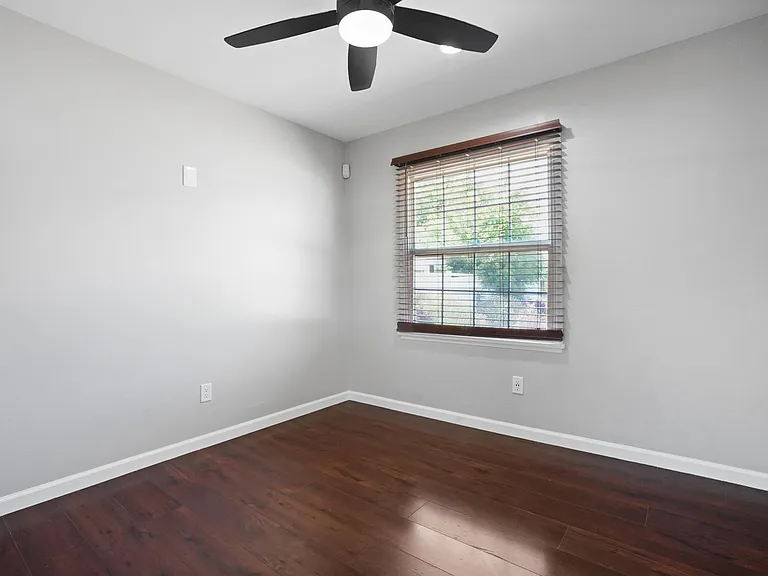 20247 Kinzie St — Photo 24