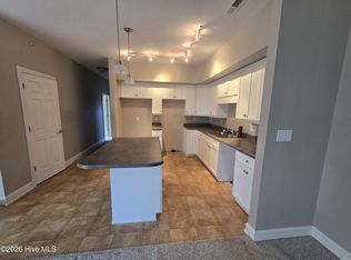 200 Lighthouse Ln APT B3, Cedar Point, NC 28584