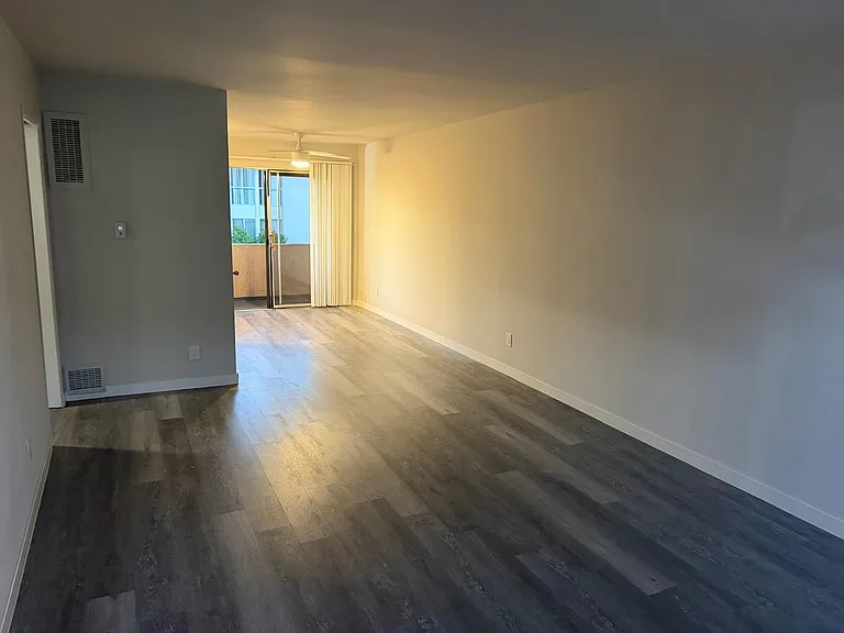 5354 Yarmouth Ave — Photo 13