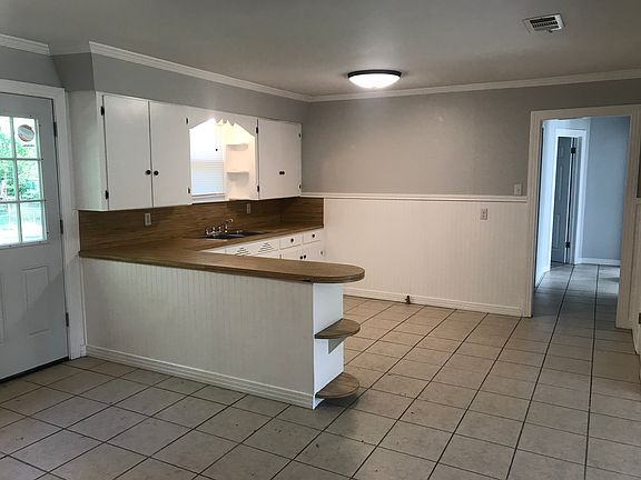 2nd image of 1206 W Lone Star Ave